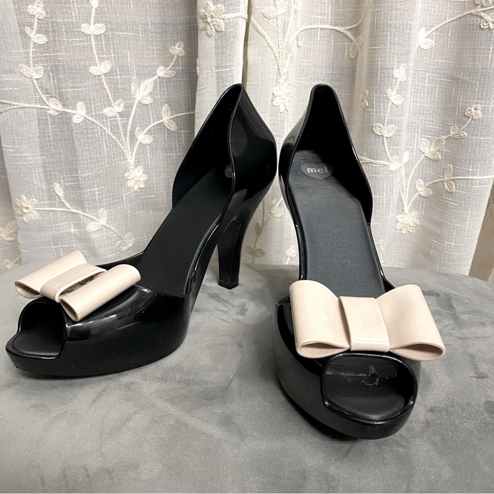 EUC Dreams by Melissa black heels, bow size 8